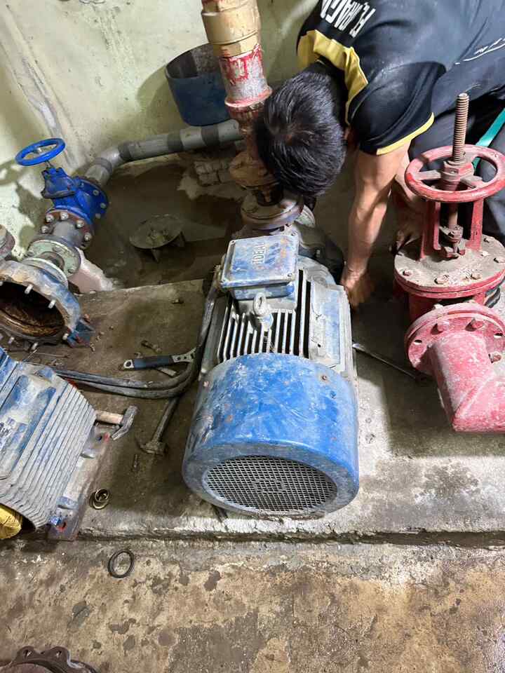 Kiểm tra motor máy bơm trước khi tháo Thợ kiểm tra motor máy bơm tại vị trí lắp đặt