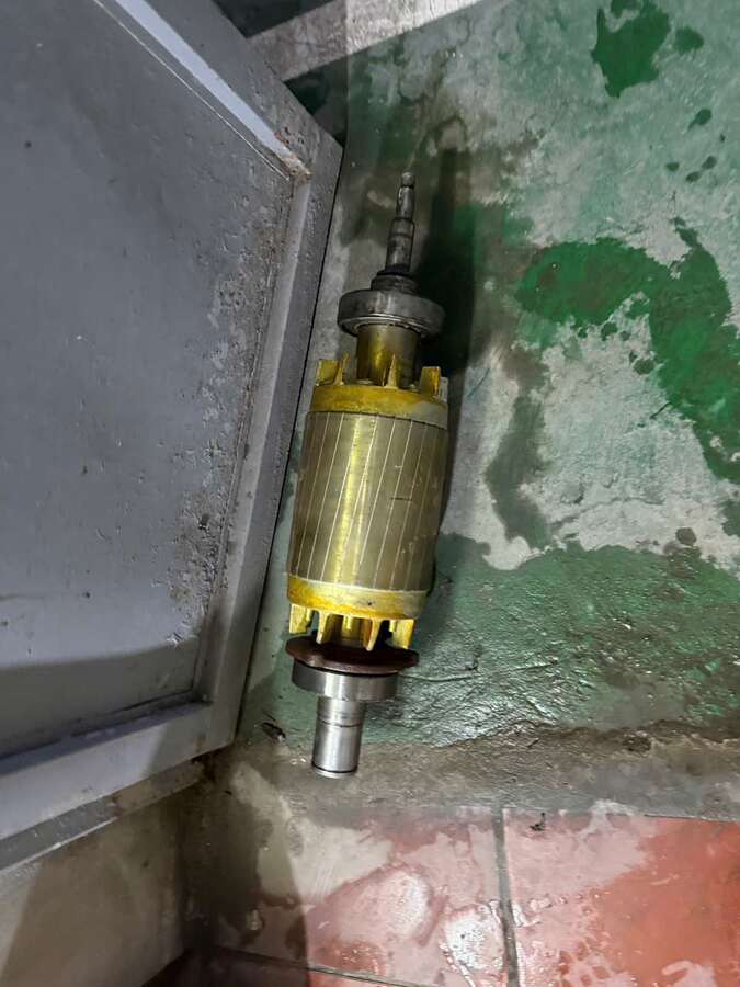 Thợ sửa máy bơm chìm tại Nam Từ Liêm kiểm tra rotor và trục máy
