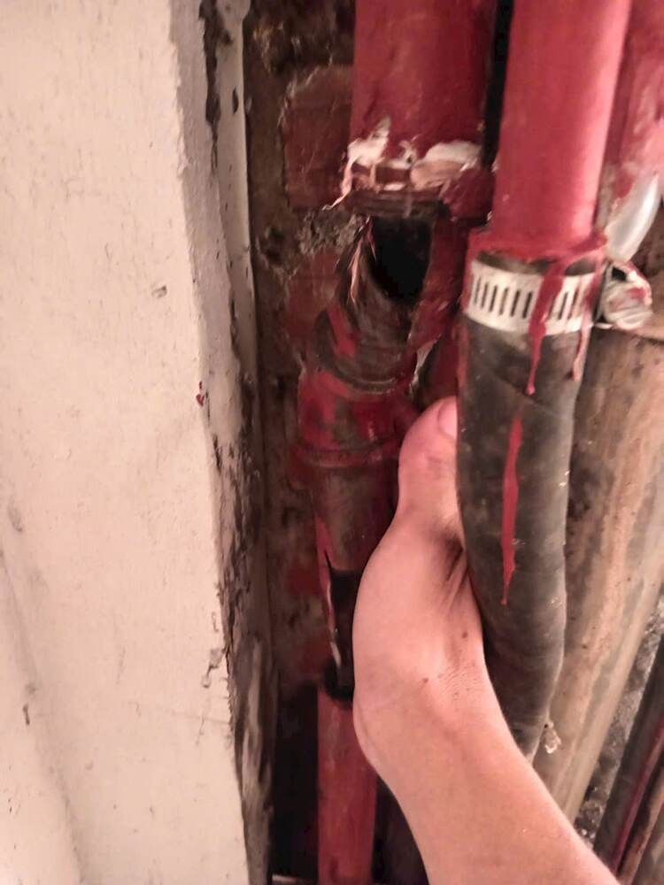 Mối nối ống thoát nước nằm trong tường
