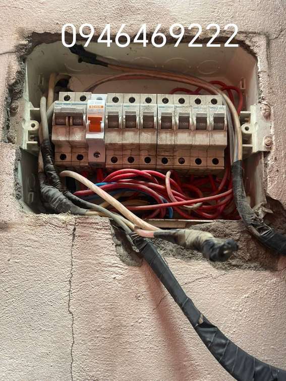 Tủ điện gia đình cũ cần kiểm tra Aptomat và dây dẫn