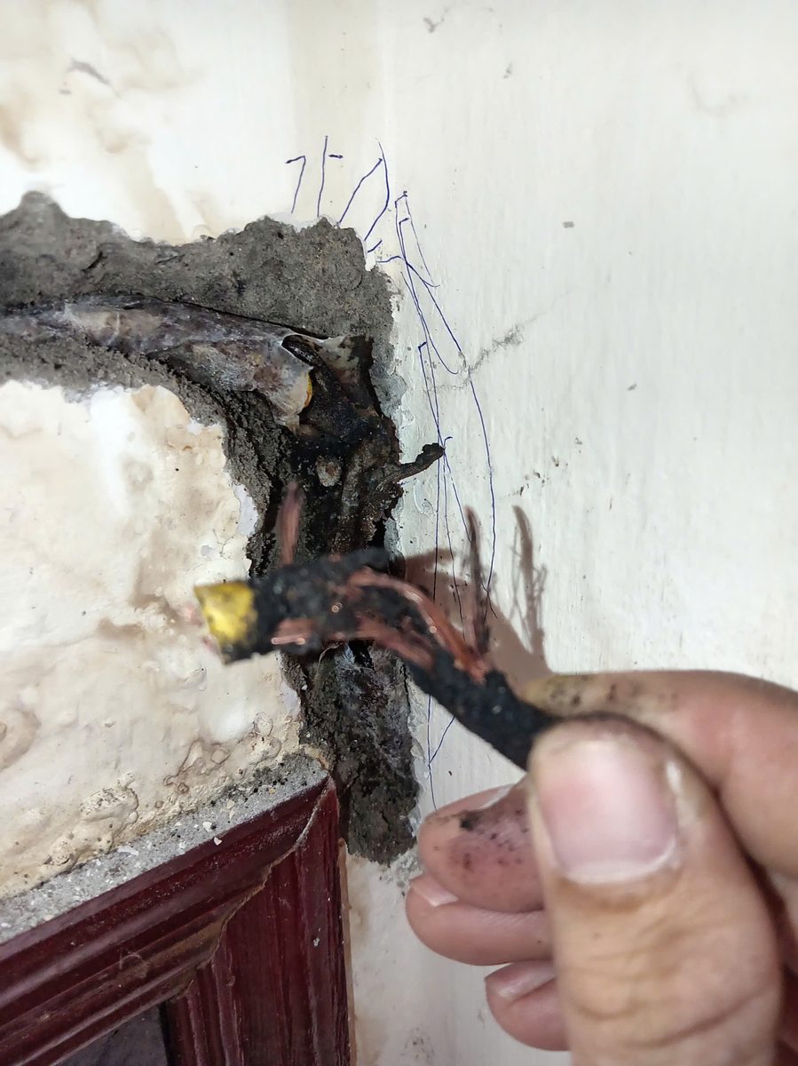Cận cảnh phần dây biến dạng phía trước vị trí tường đã mở.
