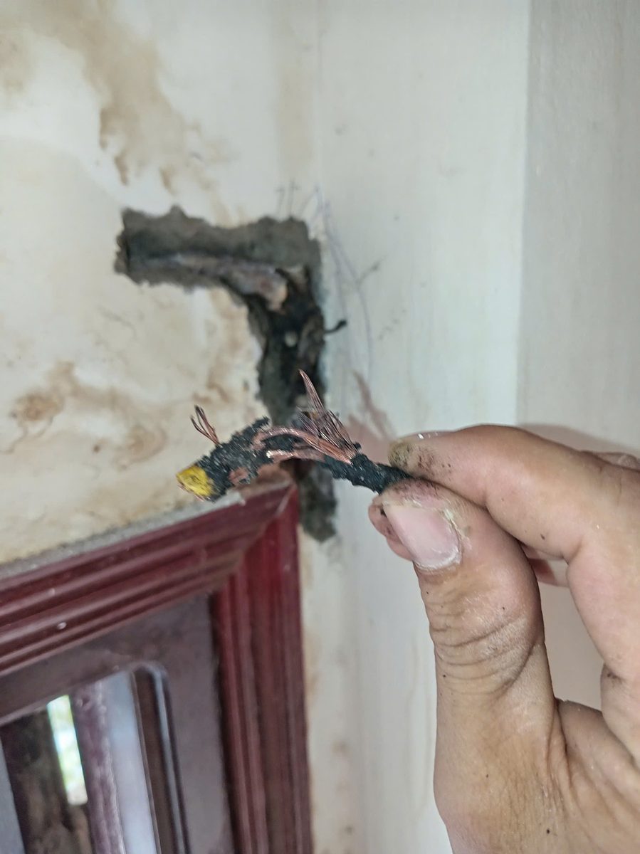 Đoạn dây hư phía trước rãnh tường đã mở cạnh cửa.