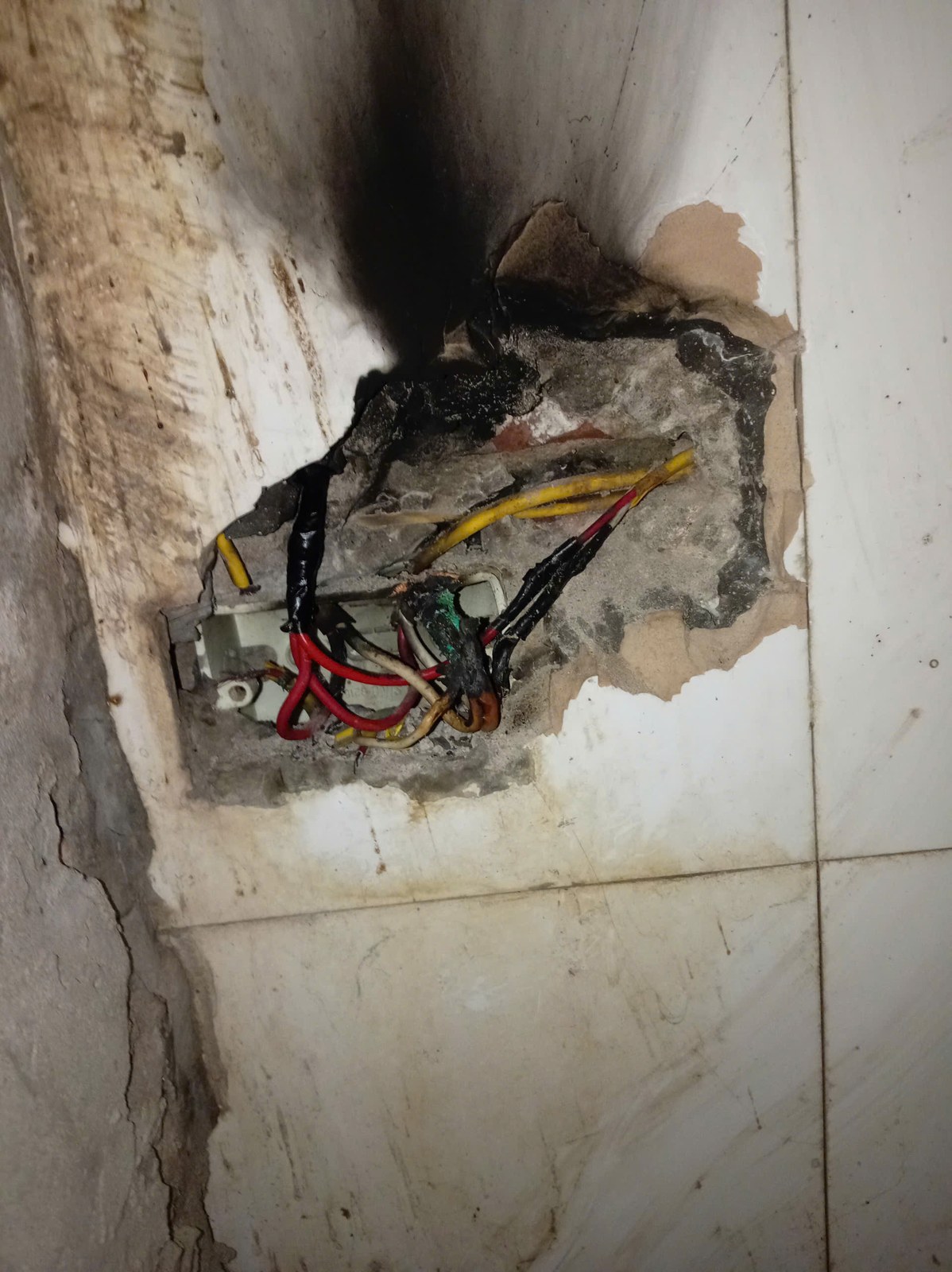 Tư liệu hộp điện đã mở, có vùng ám đen trên tường.