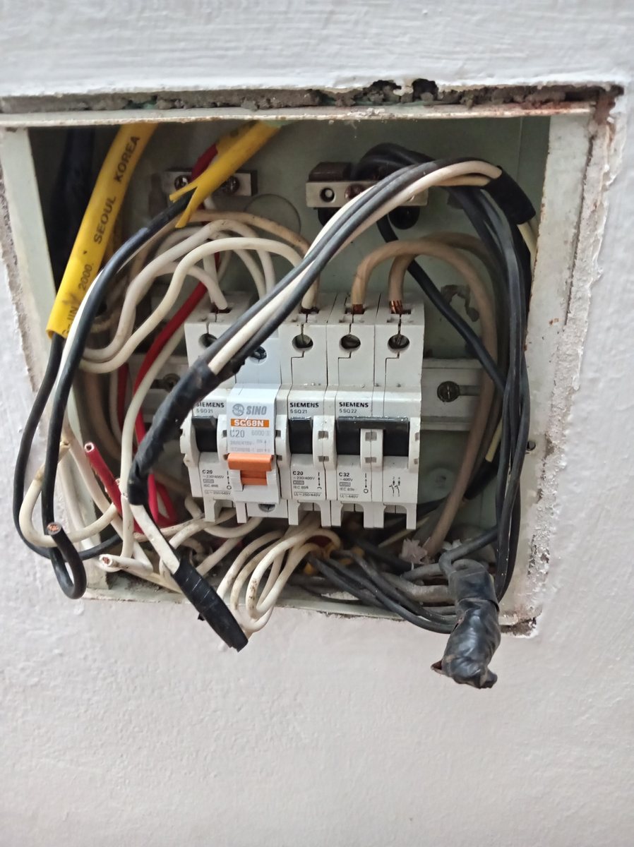 Cận cảnh dây dẫn và các aptomat trong hộp điện âm tường.