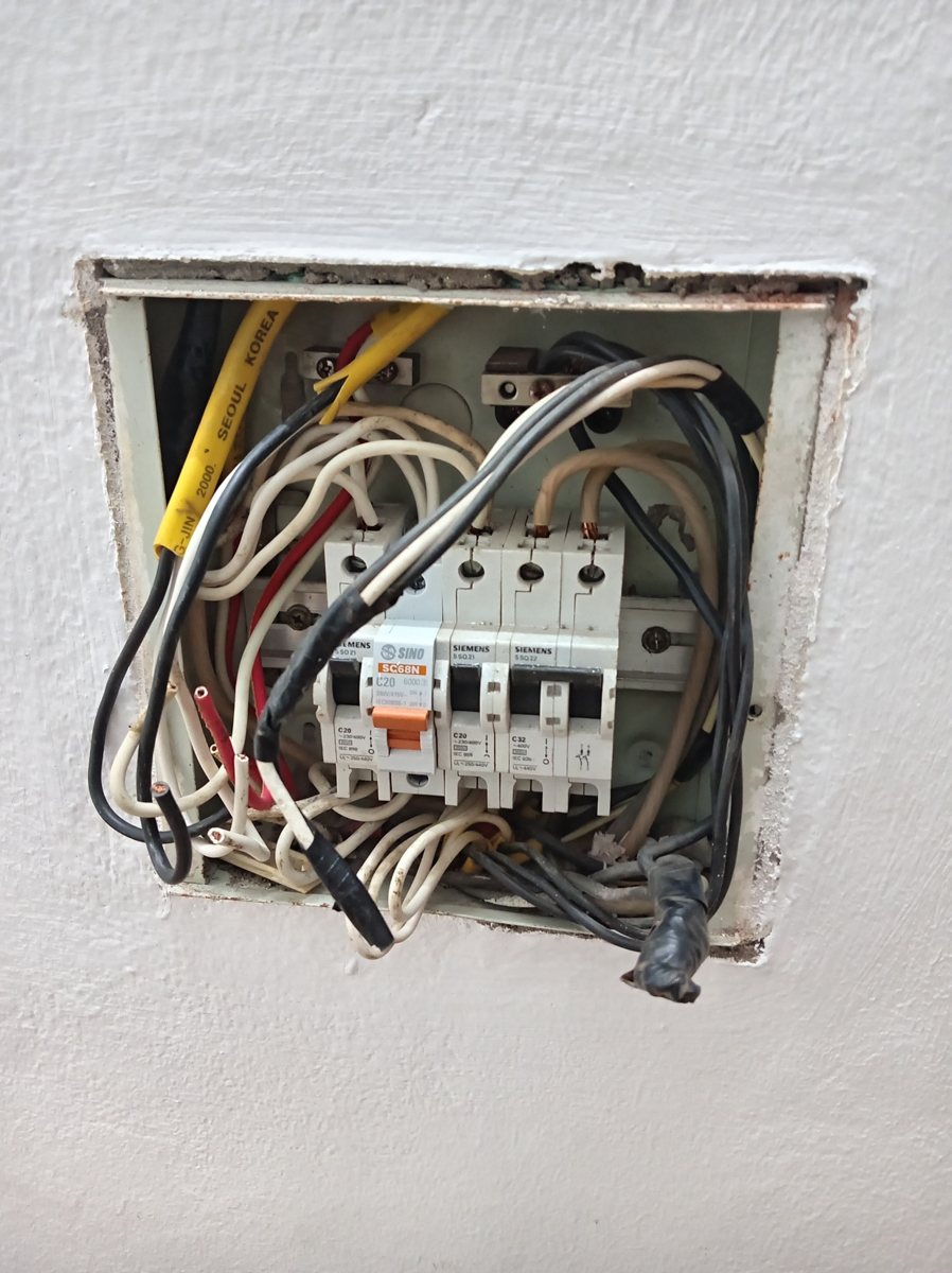 Toàn cảnh hộp điện mở với dây dẫn đi vào các thiết bị bảo vệ.